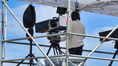 Televizyon için film çekerken profesyonel kamera ve video ekipmanlı kameramanlar