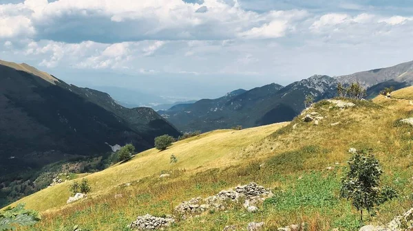 8月のトレッキング中にピエモンテのアルプスでリモーネの山の風景 2022年夏 — ストック写真