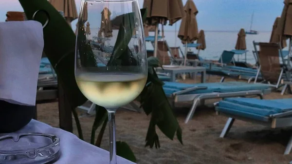 Bicchiere Vino Bianco Freddo Ristorante Riva Mare Durante Estate Del — Foto Stock