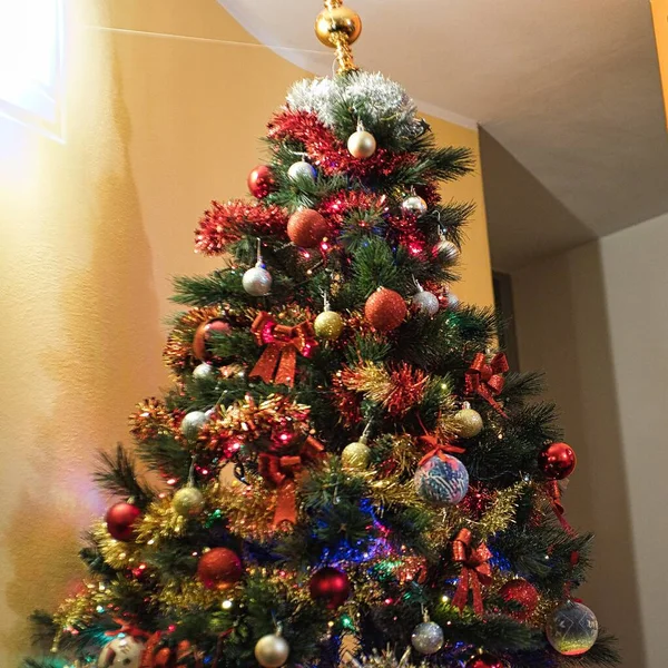 Schöner Tannenbaum Mit Weihnachtsbeleuchtung Und Dekoration Einem Italienischen Haus Während — Stockfoto