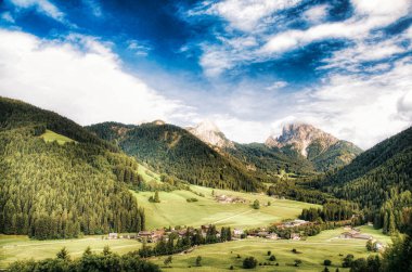 Val Pusteria, Trentino Alto Adige 'deki Dolomite dağlarının kalbinde, Avusturya sınırında.