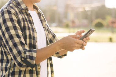 Kapıda cep telefonu kullanan bir adama yaklaş. Şehirdeki sokak insanları ve arabalarda cep telefonu olan öğrenci geçmişi, kavşak kullanımı uygulaması.