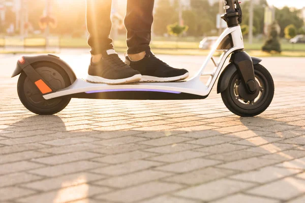 Man Ride On Electric Scooter Mobility. E-Scooter Rider Rent Personal Eco Transport. Conducción Ecología Transporte. Vespa eléctrica masculina de la impulsión en ciudad. Estilo urbano Equitación Transporte Ecológico Viajes — Foto de Stock