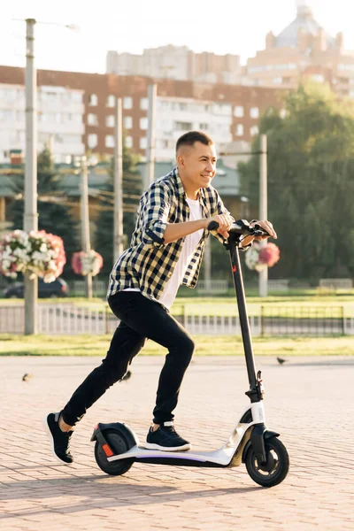 Hombre Mirando Paseo Scooter Eléctrico Línea Bicicletas Entorno Ciudad Hombre — Foto de Stock