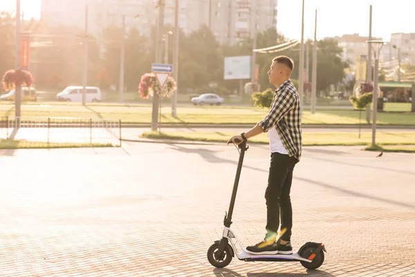 Jonge Slimme Hipster Man Paardrijden Een Snelle Moderne Elektrische Scooter — Stockfoto