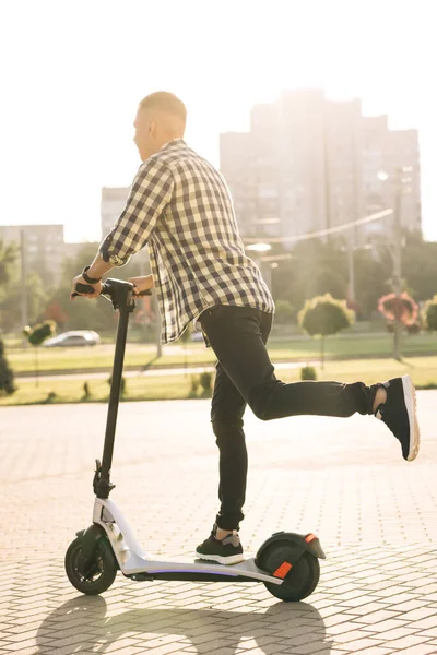 Hipster Hombre Conmutando Trabajar Través Ciudad Scooter Eléctrico Transporte Ecológico — Foto de Stock