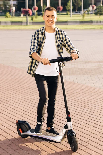 Retrato Hombre Hipster Caucásico Apoyado Scooter Eléctrico Mirando Cámara Stylysh — Foto de Stock