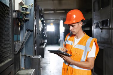 Güç motorlu makine dolapları kontrol ya da sunucu odasında, sanayi fabrikası sisteminde operatör istasyonu ağında ve devre merkezinde. Mühendis ya da işçi, elektrik istasyonunda çalışanlar.