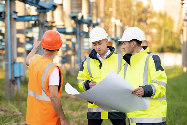 Diverse Team of Specialists on Construction Site. 진짜 Estate Building Project with Engineer, Investor and Businessman Checking Area, Civil Engineering, Discussing. — 스톡 사진