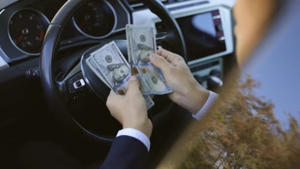 商人在车里数钱- -美元- -付款单。男人坐在车上带着现金 — 图库视频影像