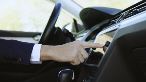 Hombre irreconocible mano de hombre tocando, haciendo clic, tocando, deslizando, arrastrando y deslizando en el monitor de pantalla en el coche de lujo moderno. Concepto de interfaz — Vídeos de Stock