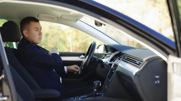 Ώριμος επιχειρηματίας με κοστούμι που κρατάει την ασφάλεια στο δρόμο. Άνδρας στην επίσημη ρούχα κλείδωμα ασφαλή ζώνη πριν αρχίσετε να οδηγείτε σύγχρονο αυτοκίνητο. Έννοια των ανθρώπων, οχημάτων, και την πρόληψη των ατυχημάτων — Αρχείο Βίντεο