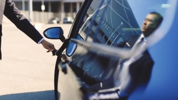 Un hombre de negocios irreconocible viajando al trabajo. Empresario subiéndose al coche y caminando a la oficina. Confiado en que el tipo del traje está de camino al trabajo — Vídeos de Stock