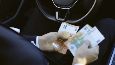 Avro banknotlarını sayan zengin adam. Para transferiyle ilgili bir iş anlaşması. Avro döviz kuru. Nakit para hesaplaması