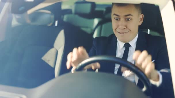 負の感情を持つビジネスマンの車を運転。怒って成熟した男が車の中で座って、ハンドルに手を振って。問題、交通、コンセプトを急いで — ストック動画