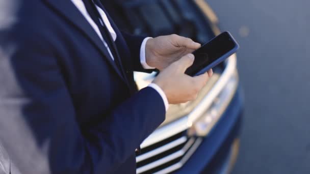 L'homme utilise le téléphone pour demander de l'aide quand sa voiture est cassée. Homme d'affaires bouleversé rester sur la route de campagne, en utilisant un smartphone pour appeler aider évacuateur évacuation réparation. Concept accident de la route — Video