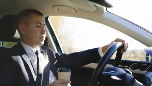Pengalaman orang bisnis yang percaya diri untuk mengendarai mobil self-driving otonom. Orang yang santai pengalaman mengendarai mobil listrik otonom self driving dan menggunakan fungsi autopilot — Stok Video