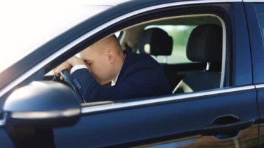 Genç iş adamı, arabada üzgün ve stresli bir şekilde oturuyor. Büyük bir başarısızlık ve trafik sıkışıklığı sonrasında. İnsan kavramı, ulaşım ve yorgunluk