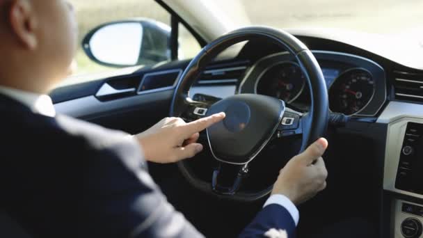 Coche moderno conduciendo en piloto automático. Disparo para la animación del hombre que conduce coche futurista activa piloto automático. El vehículo arranca autónomo autónomo. Sistema de manos libres. Transporte de tecnología de futuro sin conductor — Vídeos de Stock