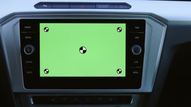 Shot for animation greenscreen mock-up dashboard screen in modern car. 앱을 온라인으로 지도화 합니다. 고급 승용차를 운전 한다. 크로마키 흉내를 내는 거야. 소셜 네트워크. Gps 도 4G 5G. — 비디오