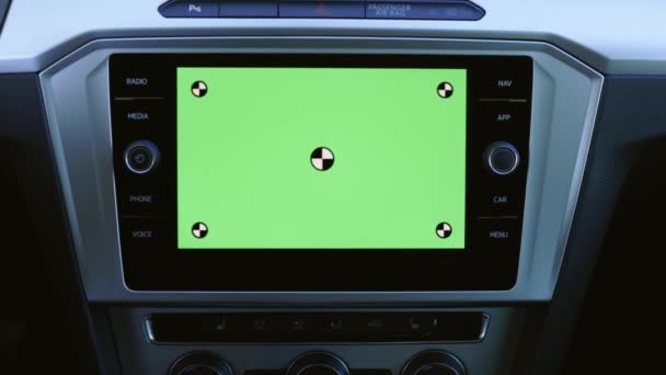 緑色の画面のクロマキーの背景をモックアップします。現代の高級車のスクリーンモニター上のタッチスクリーンスライドスクロールのための異なるジェスチャーを行う認識できない男性の手。インターフェースの概念 — ストック動画