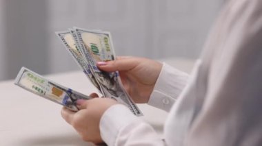 Başarılı iş kadını dolar banknotları sayıyor. Rüşvet almak. Masanın altından para almak. Ekonomik borç. Finansal kriz konsepti. Yozlaşma. Zarflı maaş. Vergi hilesi