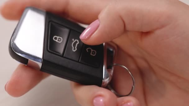 女商人用汽车钥匙遥控器锁开了汽车的车门。用豪华钥匙锁车和开锁 — 图库视频影像