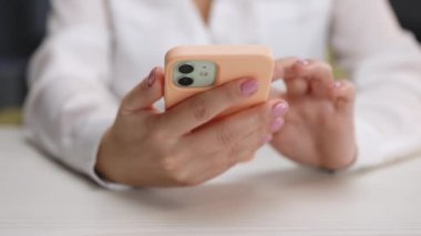 Akıllı telefon tutan kadınların ellerini kapatın. Kadın online sohbetten, internet alımından, internet gezintisinden ve yeni ücretsiz yazılım uygulamasından hoşlanıyor. Modern kablosuz teknoloji kullanıcı kavramı