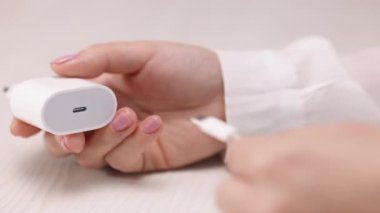 USB C şarj cihazı işlemine bağlanılıyor. Telefona olan şarj bağlantısına yakın çekim. İskele şarj ediliyor. Telefonunu kabloyla şarj ediyorum. Şarj adaptörleri ve telefonları şarj etmek için kablolar