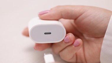 USB-C şarj kablosu. USB tip C bağlantı sistemini kapat veya beyaz arkaplanda el ile izole edilmiş bağlantı arayüzünü. Dijital kamera aygıtı akıllı telefon veya dizüstü bilgisayar için şarj et