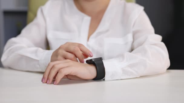 Chytré hodinky na ženské ruce. Ženská ruka se dotýká chytráka. Podnikatelka kontroluje příchozí upozornění na chytré hodinky. Žena používající dotykové dotykové zařízení Smartwatch — Stock video