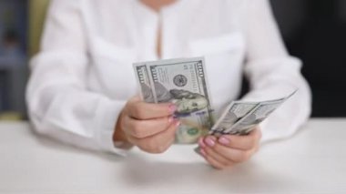 Polis rüşvet bürosunda para sayar. Kirli para. Dünya ekonomik krizi. Kadın parayı sayıyor. Salgında tam bir işsizlik. Rüşvet