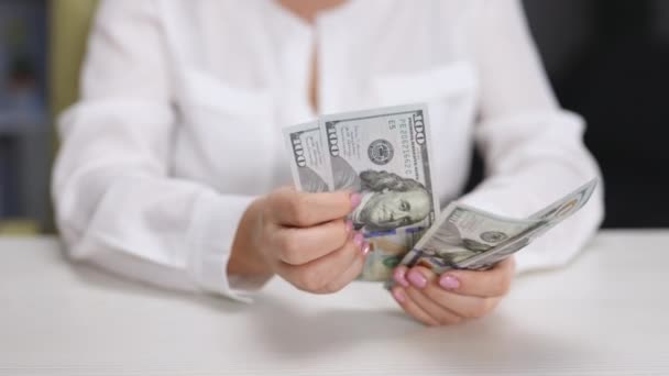 돈을 계산하는 여자. 여성의 손을 감으면 현금을 계산 한다. 돈 계산. 직원 월급이요. 현금 지불 사업 개념은 성공적 이다. 은행에서의 미국 화폐 환전. — 비디오