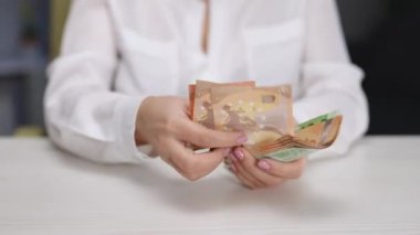 Kadın Para Sayıyor. 50 ve 100 Euro 'luk banknotları sayarak kadın ellerini kapat. Avro döviz kuru. Nakit para hesaplaması