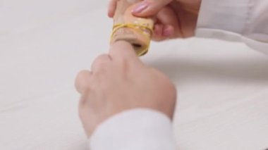 Manikürlü kadın eli. Avro faturalarını sayıyor. 4K film. İş konseptine yatırım yapmak. Avro döviz kuru. Nakit para hesaplaması