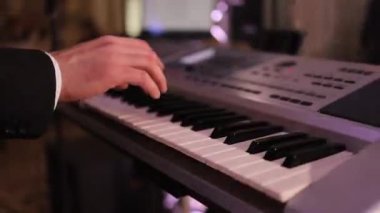 Müzisyen konser sahnesinde bir müzik aleti çalar. Siyahlı adamlar caz, soul, gece kulübünde rahatlama şarkıları söylüyorlar. Piyano tuşlarında klavye sentezleyicisi çalan müzisyen. Rahatlatıcı atmosfer.