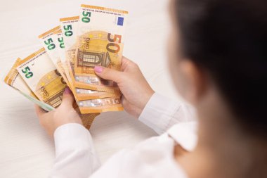 Kişi Elleri Para Sayma, Maaş, Gelir, Tasarruf, Para, Euro. Kadın 50 Euro 'luk banknot sayıyor. Aile bütçesi. Avro say, para say