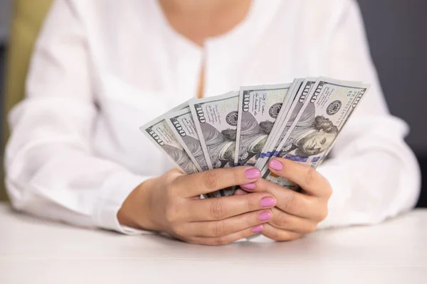 Vrouw die dollarbiljetten telt. Sluiten van vrouwelijke handen telt geld contant. Geldberekening. Werknemerssalaris. Contante betaling Succesvol zakelijk concept. Amerikaanse valutawissel in bank. — Stockfoto