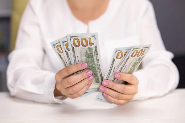 Vrouwelijke kassier telt honderd dollar biljetten. Zakenvrouw handen vertellen Amerikaanse papiergeld. Vrouwelijke handen met bankbiljetten van 100 dollar. Bespaar geld. Vuil geld — Stockfoto