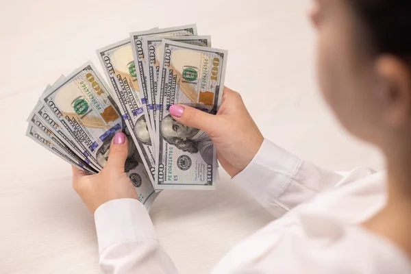 Succesvolle zakenvrouw die dollarbiljetten telt. Aanvaard steekpenningen. Geld onder de tafel nemen. Economische schuld. Financieel crisisconcept. Corruptie. Envelop salaris. Belastingfraude — Stockfoto