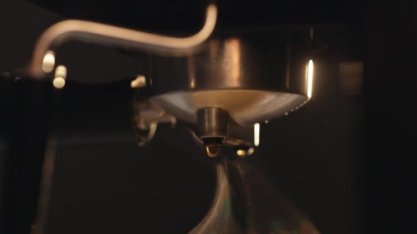 Super Slow Motion Detail Shot of Coffe Drop Falling into Fresh Espresso. Falling drop into coffee cup. Drop falls into a cup of coffee with milk with splashes — Video Stock