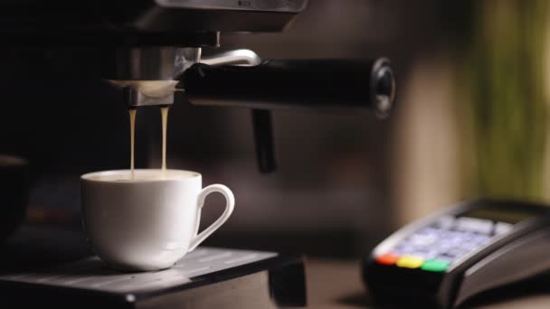 Barista özel kahve dükkanında latte yapıyor. Profesyonel espresso ile akarsu süt üretimi. Kahve dükkanının nakitsiz WFC kodu NFC uygulama akıllı pos okuyucu satışı. — Stok video