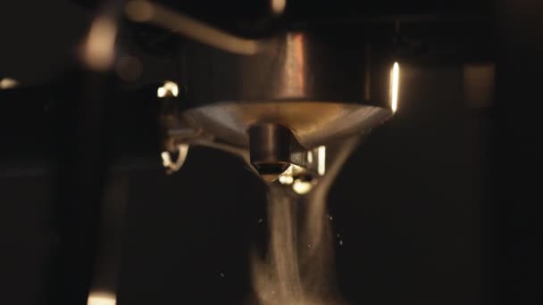 Κύκλος σχήμα σταγόνες νερό καφέ που υπάγονται σε μαύρο καφέ. Πτώση του καφέ σε φρέσκο εσπρέσο στα 1000 fps — Αρχείο Βίντεο