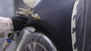 Araba boyama için modern boya kabinini kapatın, boyacı araba detaylarını, kaporta işini. Arabayı özel bir atölyeye boya.
