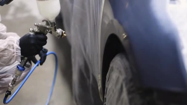 Pintor automático rociando pintura en el ala del coche en cabina especial. Pintura de piezas de vehículos de laca en taller de servicio de automóviles. Fábrica de fabricación de reparación de automóviles — Vídeos de Stock