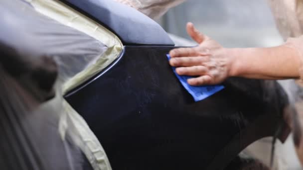 Primo piano del pittore prepara la carrozzeria per la pittura, macina il metallo con carta vetrata. Meccanico prepara la carrozzeria dell'auto per la pittura. Sto macinando il corpo dell'auto. Fabbrica di produzione auto — Video Stock