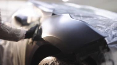 Ressam araba gövdesini boyamaya hazırlar. Arabanın gövdesini öğütüyorum. Tamirci arabanın gövdesini boyamaya hazırlıyor.