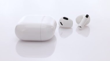 Ses engelleyici teknolojili kablosuz kulaklık. Bluetooth kulaklıklar beyaz arka planda izole edilmiş. Şarj çantalı kablosuz kulaklıklar. Özellikler ve elektronik aygıtlar
