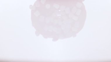 Pembe jöleli lokum. Beyaz arka planda parlak ve renkli çörekler serpiştirilmiş. Farklı tatlarda donutlar.