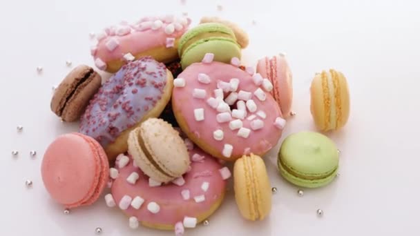 Makronen, Süßigkeiten drehen sich. Viele bunte Makronen Donuts mit verschiedenen Geschmacksrichtungen, Dessert. Makronen und Donuts rotieren auf weißem Hintergrund — Stockvideo